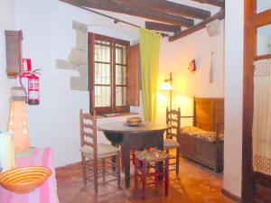 Posezení v ubytování Casa de piedra del siglo XVII restaurada con encanto, para 8 personas, en Castelló d'Empúries - ES-228-96