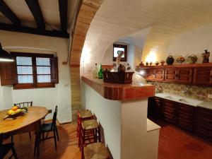 Nápoje v ubytování Casa de piedra del siglo XVII restaurada con encanto, para 8 personas, en Castelló d'Empúries - ES-228-96