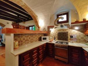 Kuchyň nebo kuchyňský kout v ubytování Casa de piedra del siglo XVII restaurada con encanto, para 8 personas, en Castelló d'Empúries - ES-228-96