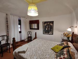 Postel nebo postele na pokoji v ubytování Casa de piedra del siglo XVII restaurada con encanto, para 8 personas, en Castelló d'Empúries - ES-228-96