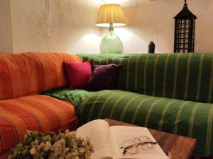 Posezení v ubytování Casa de piedra del siglo XVII restaurada con encanto, para 8 personas, en Castelló d'Empúries - ES-228-96