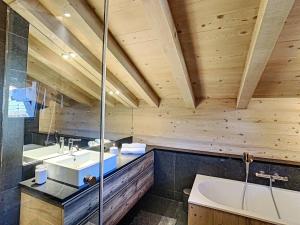 Phòng tắm tại Duplex neuf avec terrasse face au Mont Blanc, 3 chambres et mezzanine, à 3 km du centre de Combloux - FR-1-560-65 +17 ảnh