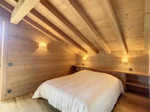 Giường trong phòng chung tại Duplex neuf avec terrasse face au Mont Blanc, 3 chambres et mezzanine, à 3 km du centre de Combloux - FR-1-560-65