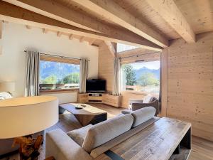 TV/trung tâm giải trí tại Duplex neuf avec terrasse face au Mont Blanc, 3 chambres et mezzanine, à 3 km du centre de Combloux - FR-1-560-65