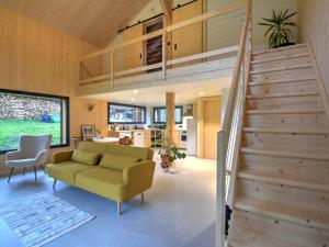 un salon avec un canapé et un escalier dans l'établissement Chalet Neuf à Morzine : 4 pers, 75m², Terrasse, Proche Centre, Wifi, Parking - FR-1-524-113, à Morzine