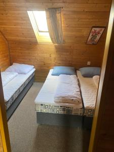 Postel nebo postele na pokoji v ubytování Apartmány Jedovnice
