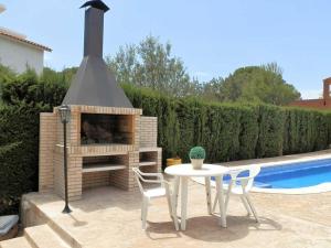 Bazén v ubytování Casa cerca del mar con piscina privada, aire opcional, wifi, admite mascotas y cerca de playa para perros - ES-184-37 nebo v jeho okolí