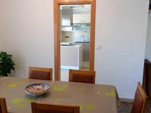 Kuchyň nebo kuchyňský kout v ubytování Casa cerca del mar con piscina privada, aire opcional, wifi, admite mascotas y cerca de playa para perros - ES-184-37