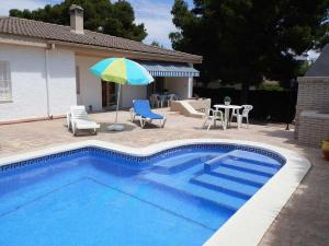 Bazén v ubytování Casa cerca del mar con piscina privada, aire opcional, wifi, admite mascotas y cerca de playa para perros - ES-184-37 nebo v jeho okolí
