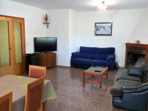 TV a/nebo společenská místnost v ubytování Casa cerca del mar con piscina privada, aire opcional, wifi, admite mascotas y cerca de playa para perros - ES-184-37