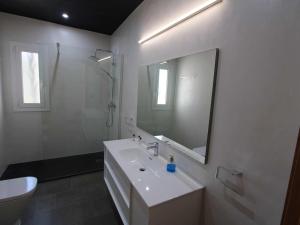Koupelna v ubytování Casa cerca del mar con piscina privada, aire opcional, wifi, admite mascotas y cerca de playa para perros - ES-184-37