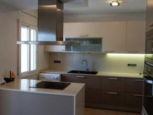Kuchyň nebo kuchyňský kout v ubytování Casa cerca del mar con piscina privada, aire opcional, wifi, admite mascotas y cerca de playa para perros - ES-184-37