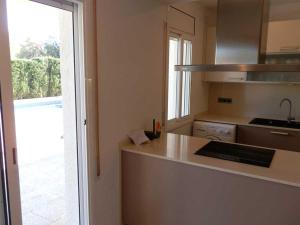 Kuchyň nebo kuchyňský kout v ubytování Casa cerca del mar con piscina privada, aire opcional, wifi, admite mascotas y cerca de playa para perros - ES-184-37