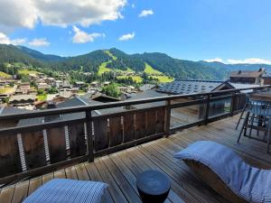 Elle comprend un balcon offrant une vue sur la ville et les montagnes. dans l'établissement Chalet de luxe avec jacuzzi, sauna, parking et WIFI aux Gets - FR-1-598-19, aux Gets 11 autres photos