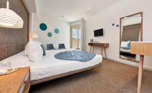 Кровать или кровати в номере Mar Azul Pur Estil Hotel & Spa