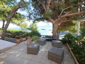 eine Gruppe von Bänken auf einer Terrasse mit Meerblick in der Unterkunft Casa en Primera Línea de Mar con Acceso Directo a Playa y Vistas Espectaculares - ES-228-176 in Llança
