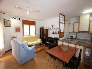 Kuchyňa alebo kuchynka v ubytovaní Casa ideal con piscina privada, cerca del mar, wifi gratis, aire opcional, mascotas y playa para perros - ES-184-16