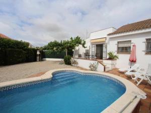 Bazén v ubytovaní Casa ideal con piscina privada, cerca del mar, wifi gratis, aire opcional, mascotas y playa para perros - ES-184-16 alebo v jeho blízkosti