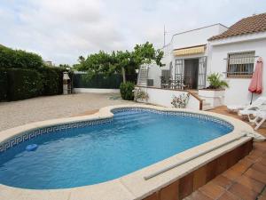 Bazén v ubytovaní Casa ideal con piscina privada, cerca del mar, wifi gratis, aire opcional, mascotas y playa para perros - ES-184-16 alebo v jeho blízkosti