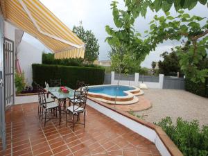 Bazén v ubytovaní Casa ideal con piscina privada, cerca del mar, wifi gratis, aire opcional, mascotas y playa para perros - ES-184-16 alebo v jeho blízkosti
