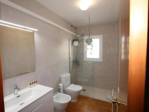 Kúpeľňa v ubytovaní Casa ideal con piscina privada, cerca del mar, wifi gratis, aire opcional, mascotas y playa para perros - ES-184-16