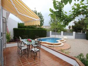 Bazén v ubytovaní Casa ideal con piscina privada, cerca del mar, wifi gratis, aire opcional, mascotas y playa para perros - ES-184-16 alebo v jeho blízkosti