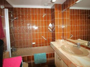 ein Badezimmer mit Waschbecken und Dusche in der Unterkunft Casa en Primera Línea de Mar con Acceso Directo a Playa y Vistas Espectaculares - ES-228-176 in Llança + 26 Fotos