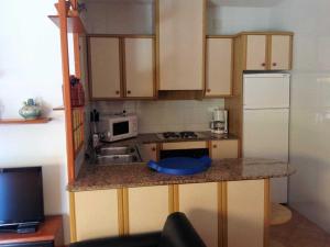 Kuchyňa alebo kuchynka v ubytovaní Casa ideal con piscina privada, cerca del mar, wifi gratis, aire opcional, mascotas y playa para perros - ES-184-16