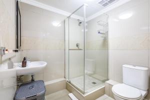 ダーバンにあるUmhlanga Oasis - 3 Bed Elegant & Spacious Umhlanga Apartment Rooftop Pool and Braaiのシャワー、トイレ、洗面台を備えたバスルーム +42枚の写真