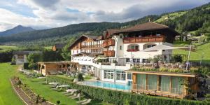 Nespecifikovaný výhled na hory nebo výhled na hory při pohledu z hotelu
