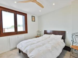 NeuvecelleにあるCharmant appartement 4 pers avec balcon et vue lac, proche plage à Neuvecelle - FR-1-498-18の窓のある部屋にある大きな白いベッド