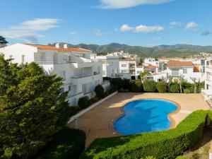 eine Luftaufnahme einer Villa mit Swimmingpool in der Unterkunft Apartamento acogedor con piscina, WiFi y garaje cerca de la playa de La Farella, Llançà - ES-228-8 in Llança