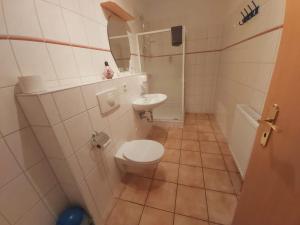 Ένα μπάνιο στο Katrins am Kölpinsee Doppelzimmer