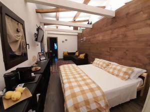 Un dormitorio con una cama grande y un sofá. en Etna Country Home, en Nicolosi