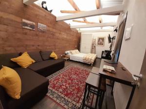 una sala de estar con un sofá y una mesa en Etna Country Home, en Nicolosi