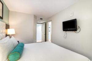 マートルビーチにあるOceanfront Luxury King Suite at Oceans One 6th FLのベッドルーム(白いベッド1台、薄型テレビ付)