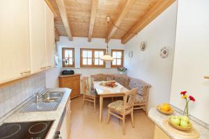 Кухня или мини-кухня в Ferienwohnung F. Füglein
