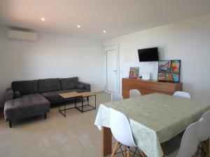 ein Wohnzimmer mit Tisch und Couch in der Unterkunft V. FANÉ ESQ - Casa con jardín y vista mar en Llançà acabada de reformar - ES-228-10 in Llança
