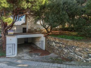 ein Haus mit einem Tor und einer Steinmauer in der Unterkunft V. FANÉ ESQ - Casa con jardín y vista mar en Llançà acabada de reformar - ES-228-10 in Llança
