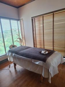 ChambaThe Terraces - Kanatal的一间带窗户的房间里有一张大床的卧室