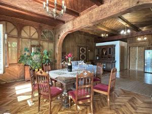 a dining room with a table and chairs at Willa Konradówka - apartamenty Dębowy, Klonowy, Kosówka, Limba i Brzozowy in Zakopane
