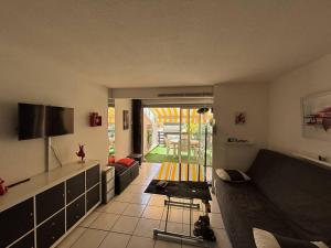 Televízia a/alebo spoločenská miestnosť v ubytovaní Appartement Cosy pour 4 avec Terrasse, Piscine et Parking au Centre-Port – Proche Plage ! - FR-1-723-69