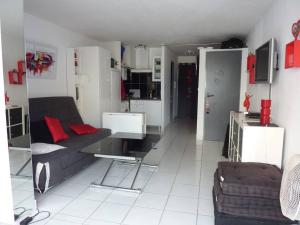 Kuchyňa alebo kuchynka v ubytovaní Appartement Cosy pour 4 avec Terrasse, Piscine et Parking au Centre-Port – Proche Plage ! - FR-1-723-69