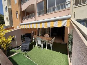 Balkón alebo terasa v ubytovaní Appartement Cosy pour 4 avec Terrasse, Piscine et Parking au Centre-Port – Proche Plage ! - FR-1-723-69