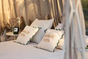 a bed with white pillows with the words ace inn at Bulle de Leygonie in Saint-Aulaire +33 photos