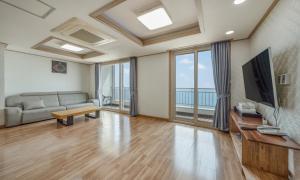 保宁市Mud Beach Hotel的配有沙发和平板电视的客厅
