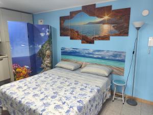 una camera da letto con un letto e un dipinto sul muro di Aspra al delfino blu a Bagheria