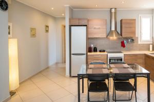 Kuchyň nebo kuchyňský kout v ubytování Spacious1 Bedroom Flat In The Heart Of Athens