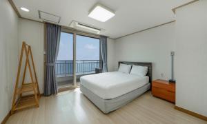 Mud Beach Hotel客房内的一张或多张床位