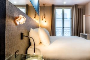 Postel nebo postele na pokoji v ubytování Hotel Duette Paris